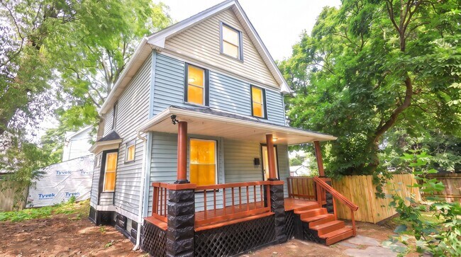 Building Photo - Welcome home to this freshly renovated 3-bedroom, 1-bathroom home on Cleveland’s West Side!