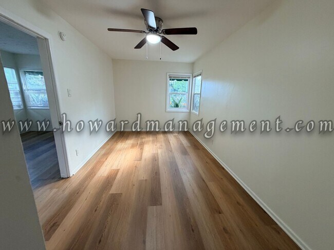 Building Photo - Cozy Single Family Home, Private Yard, Parking in Coveted West Side