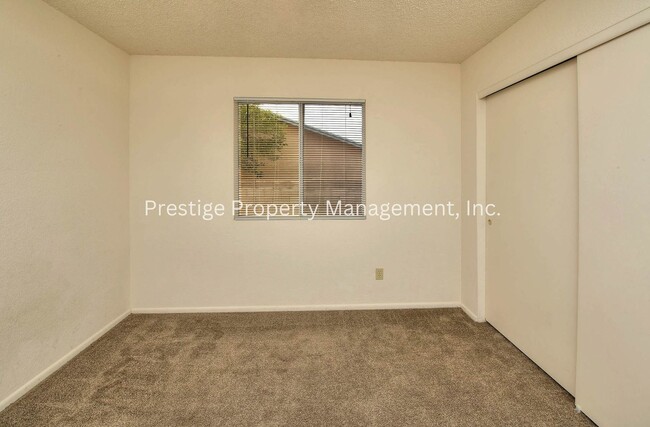 Building Photo - 3/2 Beautiful Rita Ranch Home With Open Design!!!