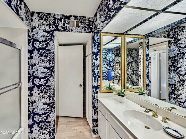 Building Photo - 8733 E Vía De Viva