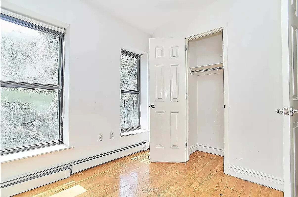 Building Photo - 325 E 10th St