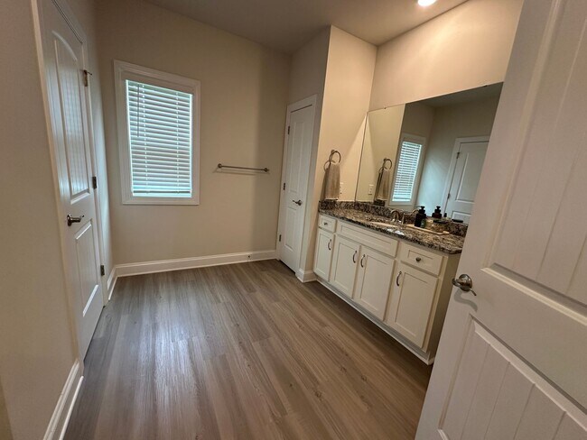 Building Photo - Charming Ranch Home w/Flex Space