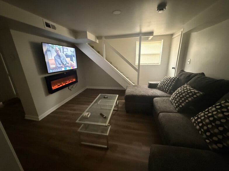 Building Photo - 1 Maple Ave