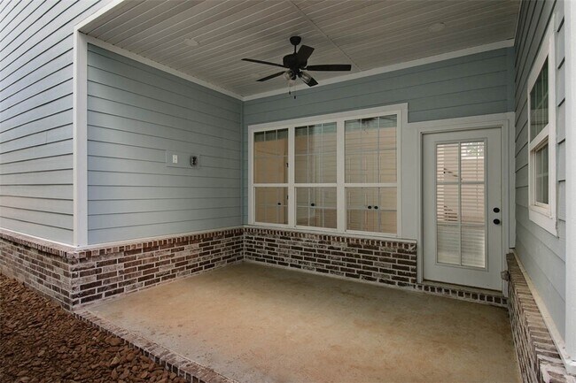 Building Photo - 502 W Persimmon St