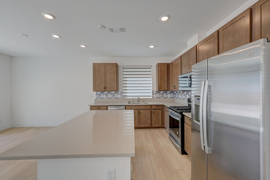 Building Photo - 5927 W Frias Ave
