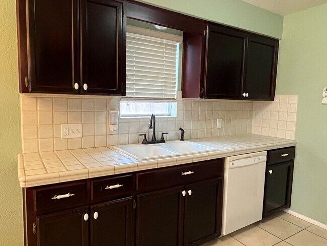 Building Photo - 2118 Meadowgrove Dr