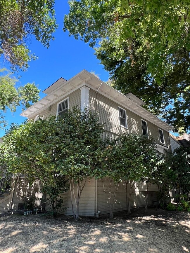Building Photo - BEAUTIFUL 4+ BEDROOM VICTORIAN!!