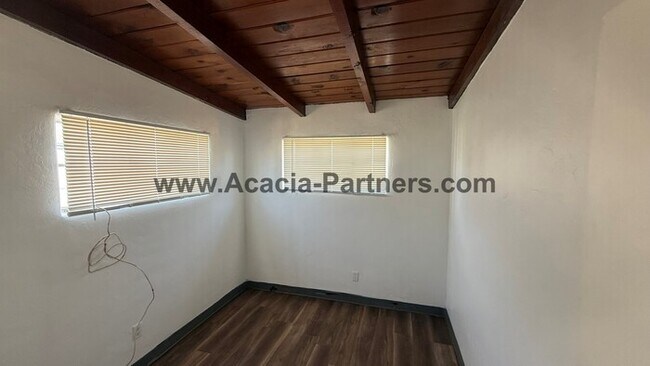 Building Photo - Great Central Home on Large Lot