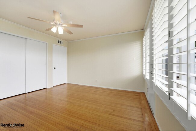 Building Photo - 536 W Hillsdale Blvd
