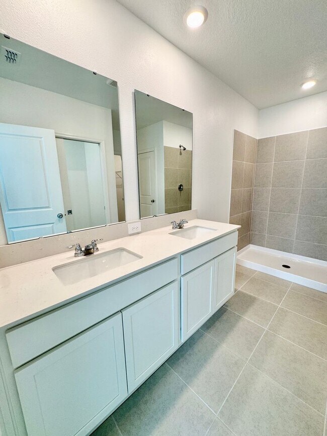 Building Photo - Be the First to Live Here | Stunning New Construction Home in Hidden Ridge