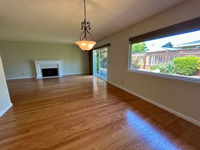 Building Photo - Welcome to this charming 3-bedroom, 2-bath home located in a desirable Oakmont 55+ adult community