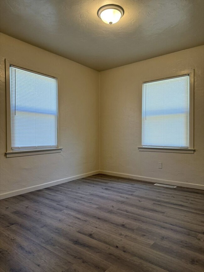 Building Photo - Charming and newly upgraded home. AVAILABL...