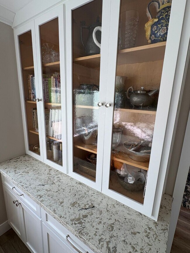 Building Photo - Remodeled Craftsman style 3 bedroom, 3 bathroom home - this is NOT your typical rental - Must See!!