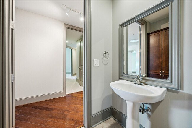 Building Photo - 9870 Gaylord Dr