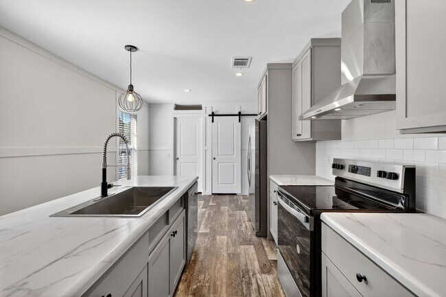 Building Photo - Brand-New Home on Canal to Lake Griffin – Available Now!