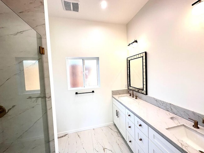 Building Photo - 1675 University Dr