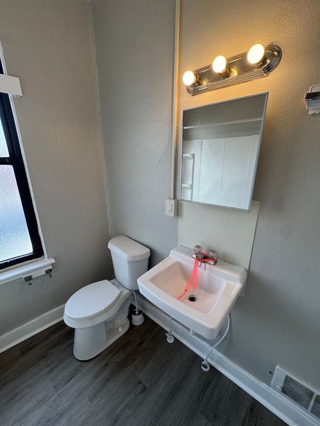 Building Photo - 810 Amity St