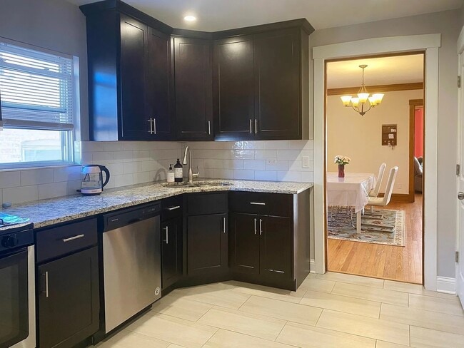 Building Photo - 5354 W Byron St