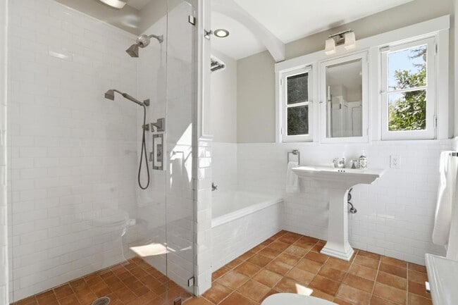 Building Photo - 566 E Crescent Dr