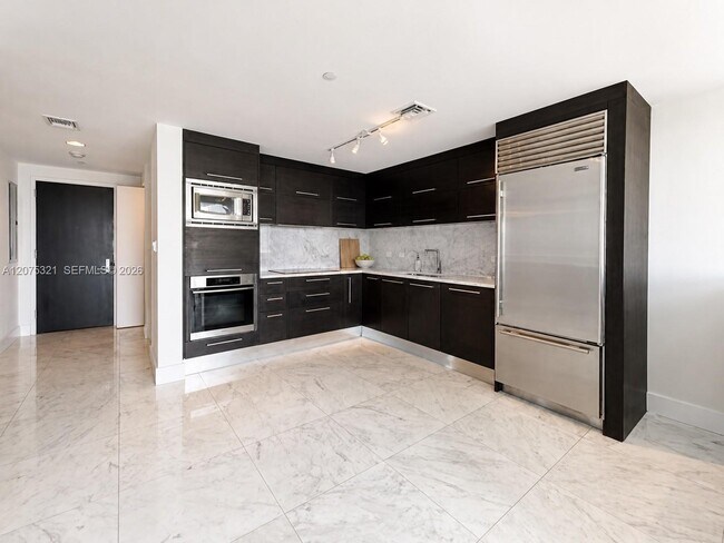 Building Photo - 900 Biscayne Blvd
