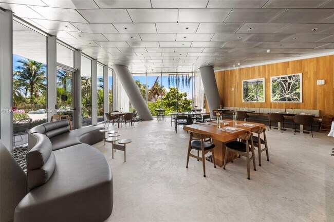 Building Photo - 2675 S Bayshore Dr