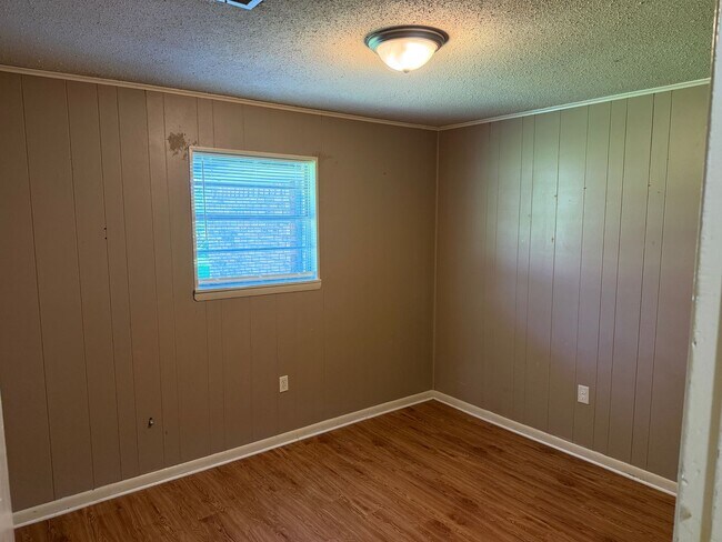 Building Photo - 2 Bed 1 Bath Duplex