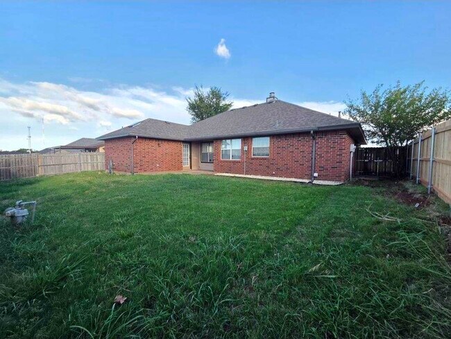 Building Photo - 4806 SE Redbud Pl