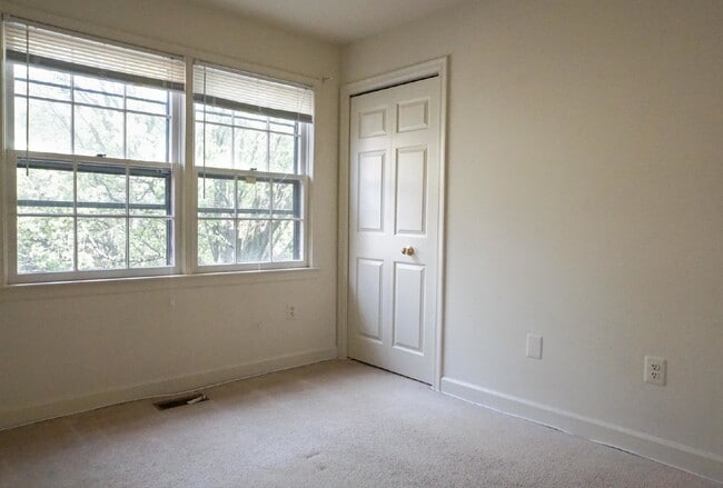 Building Photo - Beautiful brick townhome featuring three f...