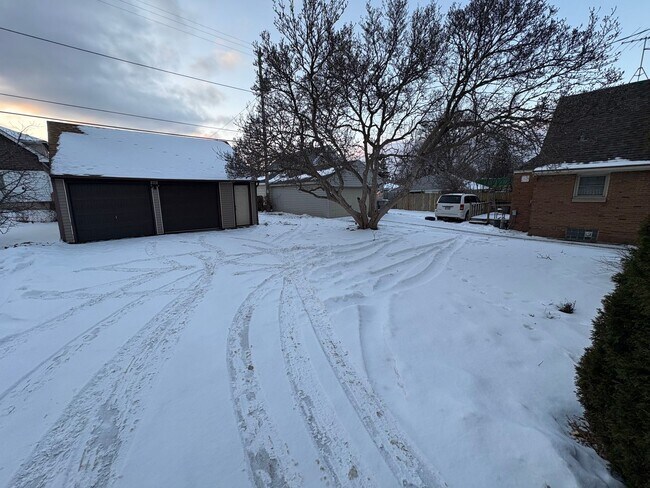 Building Photo - Newly remodeled single family with lots of space!!