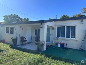 Building Photo - Studio in North Miami Beach Includes Utili...