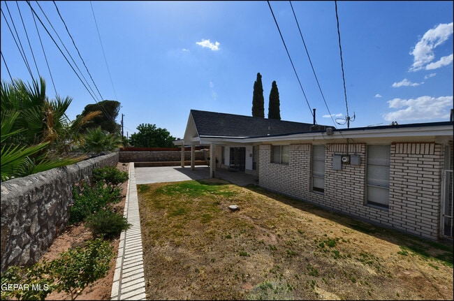 Building Photo - 8400 Parkland Dr