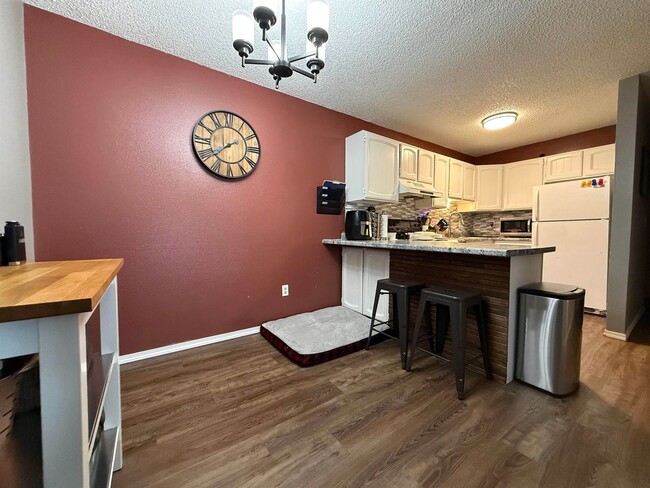 Building Photo - Century 21 Gold Rush - 2 Bed / 1 Bath Condo – West Fairbanks