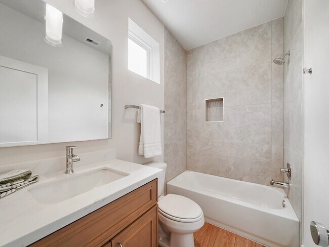 Building Photo - 859 Rachel St