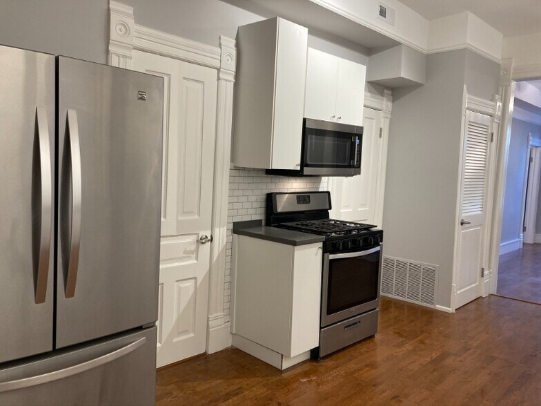 Building Photo - 1102 N Wolcott Ave