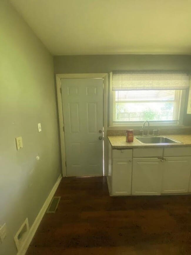 Building Photo - 601 Camp Cir