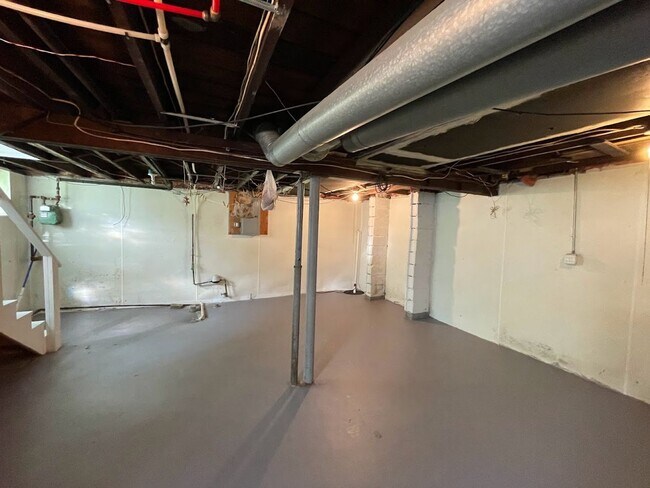 Building Photo - Three bedroom 1 1/2 bathroom home for rent