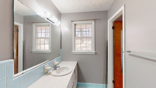 Building Photo - Roomy 3/2, quiet neighborhood/Lawncare inc...