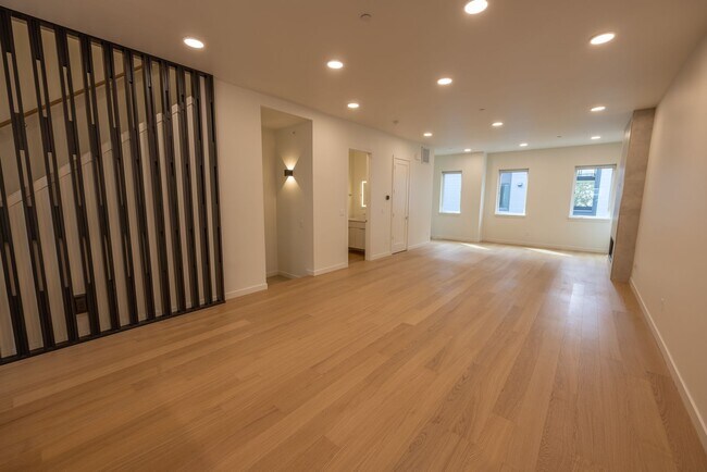 Building Photo - Riverside Townhomes - Waterfront Living in...