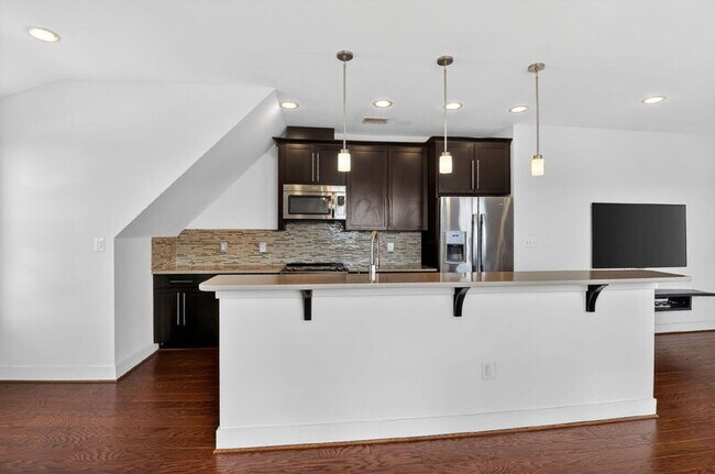 Building Photo - 1107 S Walter Reed Dr