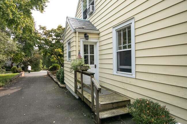 Building Photo - 10 Valley View Ave