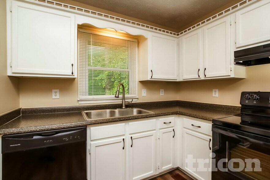 Building Photo - 604 Cedar Creek Dr