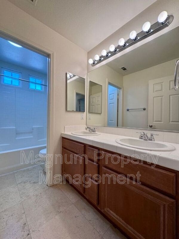 Building Photo - 44780 Rutherford St