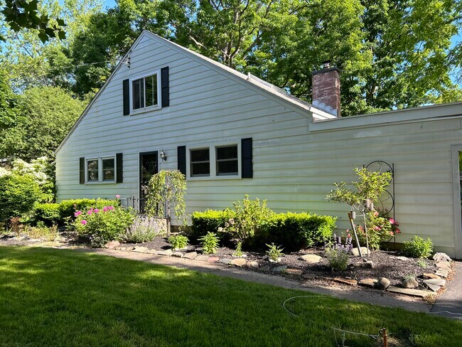 Primary Photo - 425 Tryon Dr
