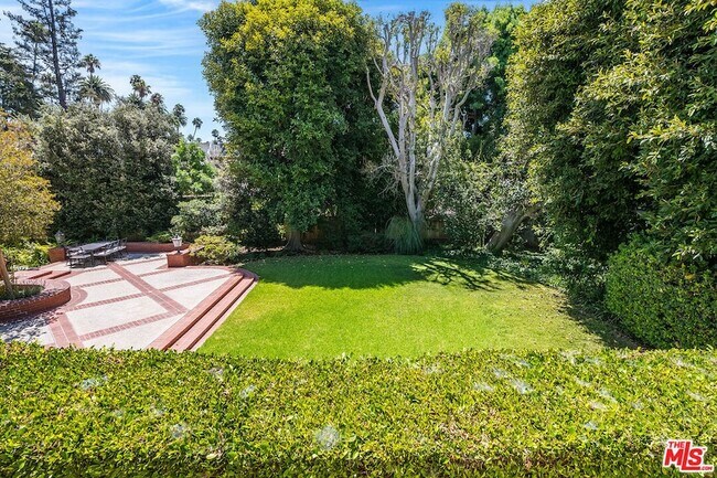 Building Photo - 809 N Bedford Dr
