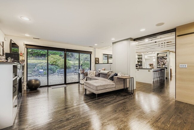 Building Photo - Medina Home