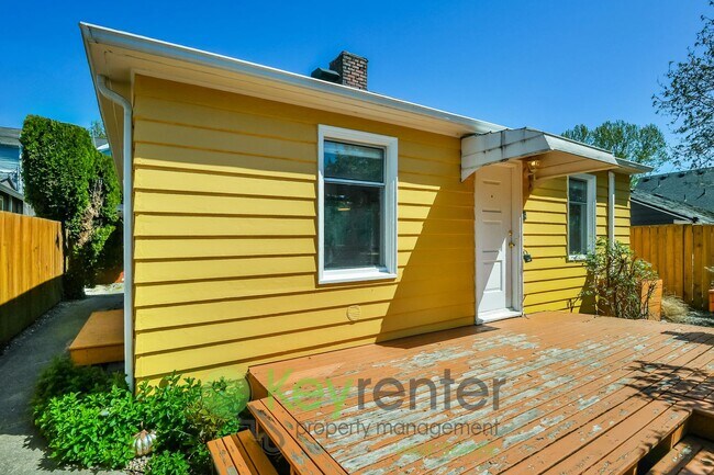 Building Photo - Clean Design and Easy Living in Seattle