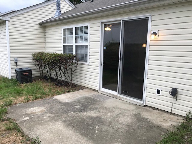 Building Photo - 8969 Meadowmont View Dr