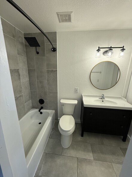 Building Photo - 602 N May