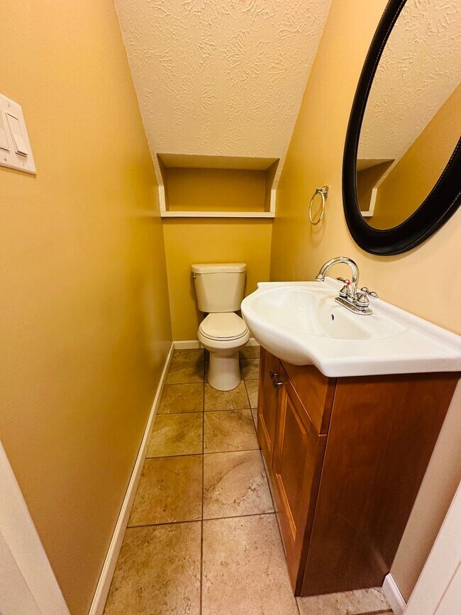 Building Photo - Charming 2-Story Condo in Quiet Knoxville Community – Minutes from Downtown!