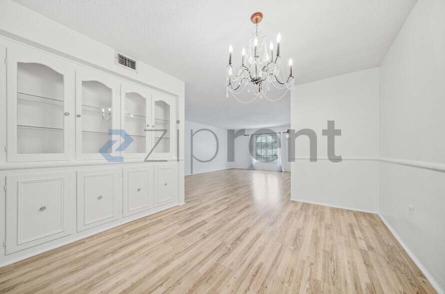 Building Photo - Unit 4